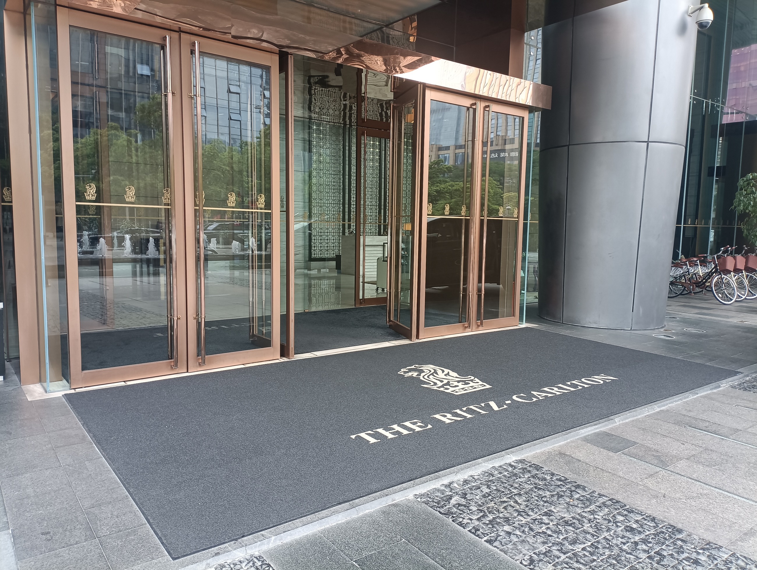 成都富力丽思卡尔顿酒店-大门内