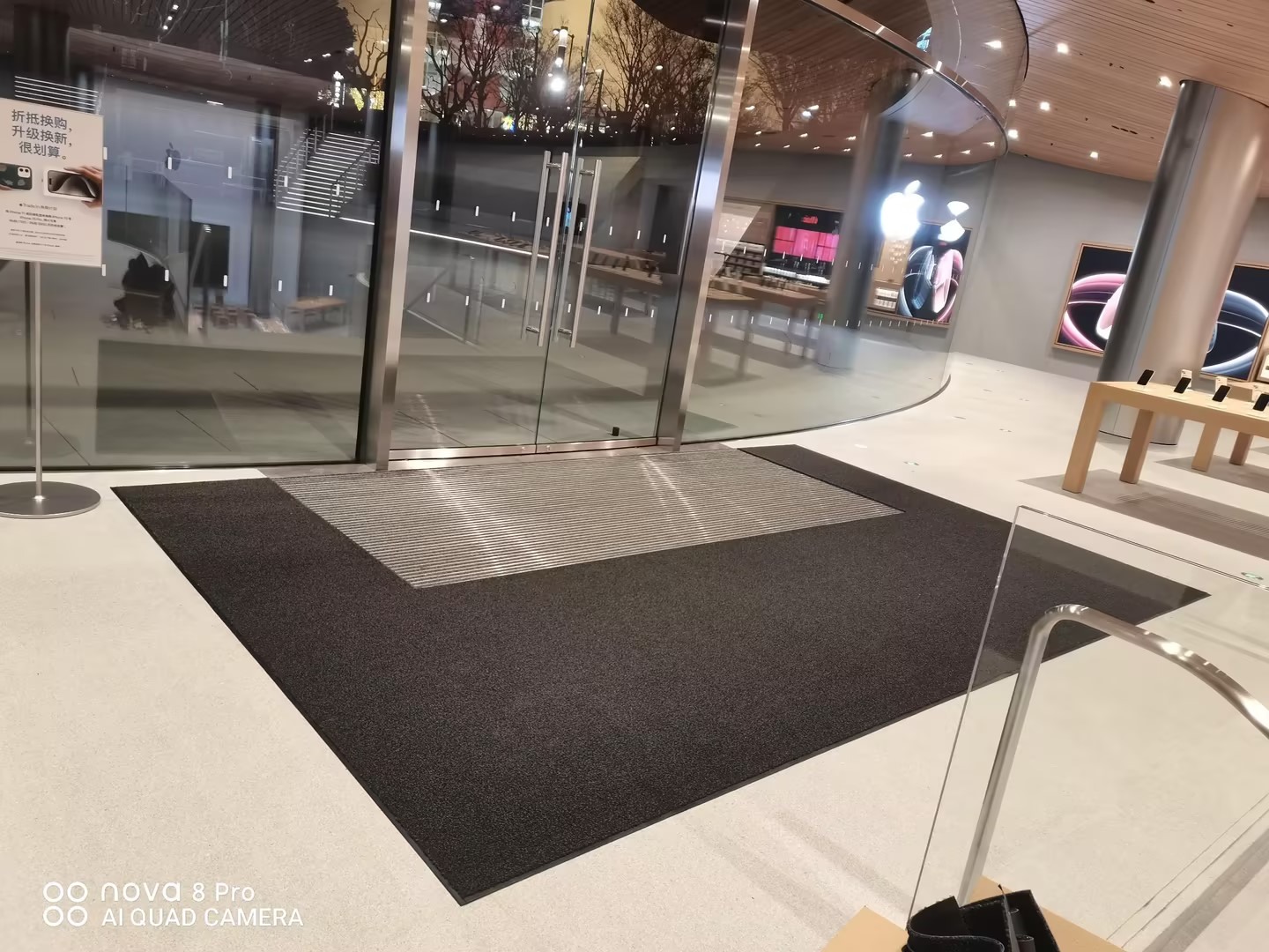 苹果静安寺店-大门内