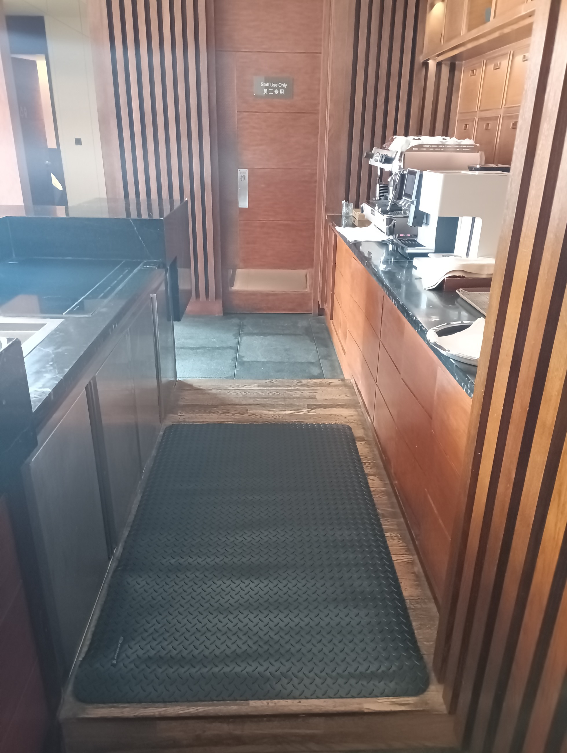 云南丽江和府洲际酒店-英迪格酒店-员工站立工位